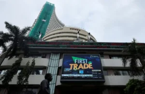 India Shares Fall as IT Stocks